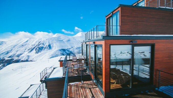 ФОТО: В горах Грузии на высоте 2200 метров вырос современный отель, построенный из морских контейнеров