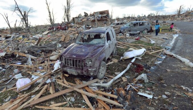 Nāvējoši tornado aiznes dzīvības un sagrauj ēkas ASV