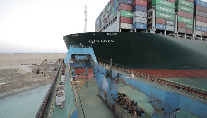 Suecas kanālā iestrēgušo konteinerkuģi izdevies atbrīvot