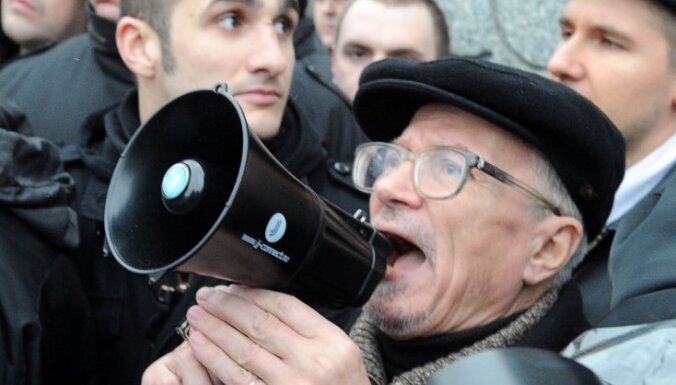В Москве задержали Лимонова и подравшихся из-за него граждан