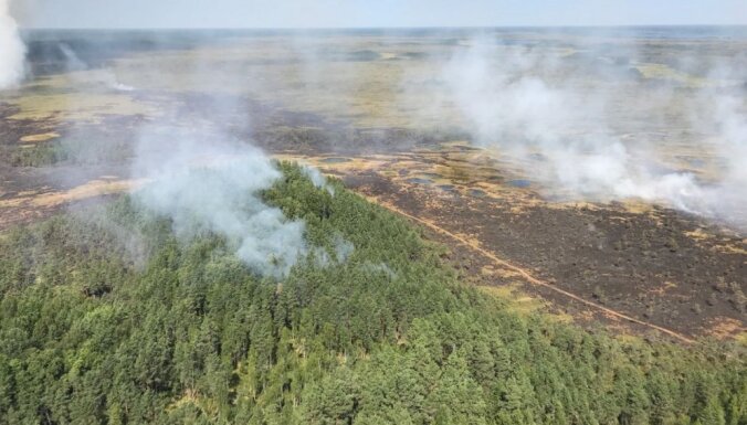 ФОТО: В волости Раматас горит лесное болото; огонь быстро распространяется