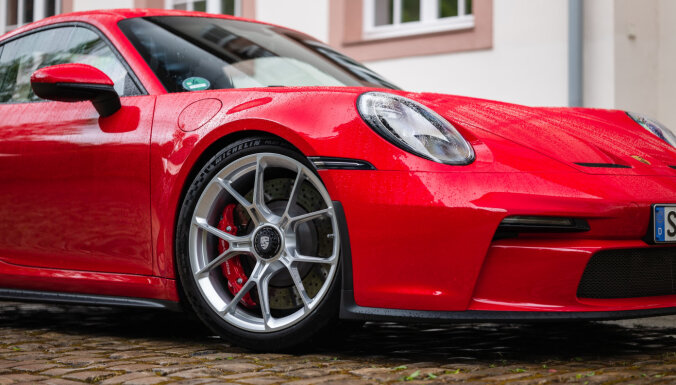 Iespaidīgākās 'Porsche' automobiļu krāsas un to tapšana