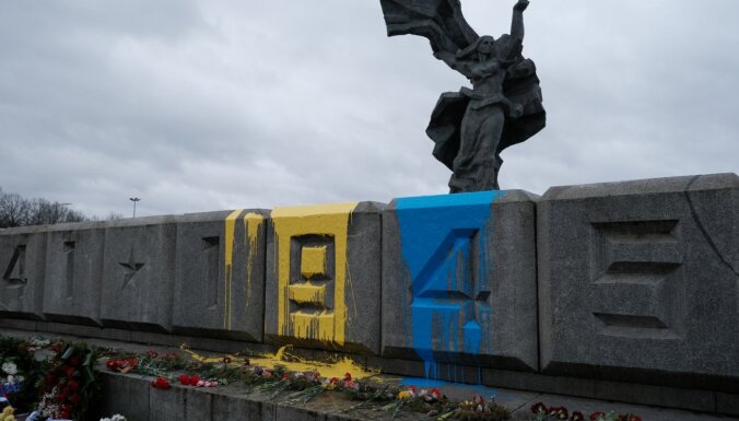 Foto: Nezināmi vandaļi iekrāsojuši Uzvaras pieminekli Ukrainas karoga krāsās