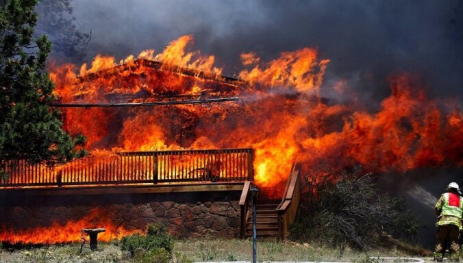 Разрушительный пожар в Колорадо: 30 000 эвакуированных