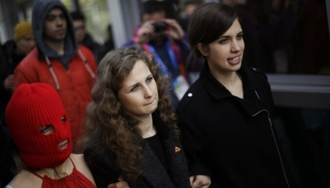 Video: 'Pussy Riot' jaunā dziesmā nopeļ Krievijas tiesu un cietumu sistēmu