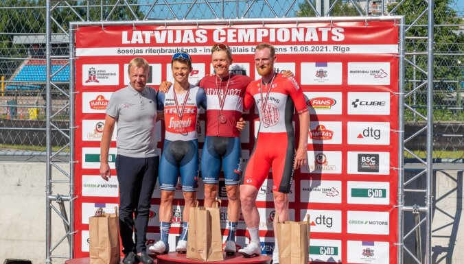 Skujiņš par spīti velosipēda defektam triumfē Latvijas čempionātā solo braucienā