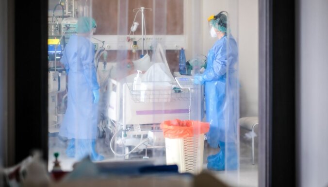 Slimnīcās esošo Covid-19 pacientu skaits Latvijā sarucis līdz 583