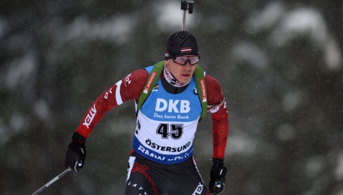 Latvijas biatlonisti PK stafetes sacensībās ieņem 20. vietu