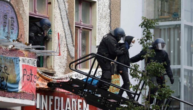 Berlīnē policija atbrīvo kreiso radikāļu okupētu skvotu