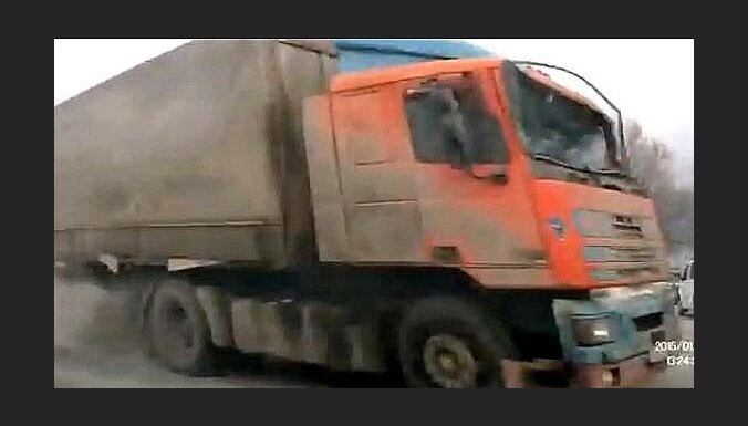 Video: Krievijā kravas automašīna ar salauztām bremzēm taranē 15 transportlīdzekļus