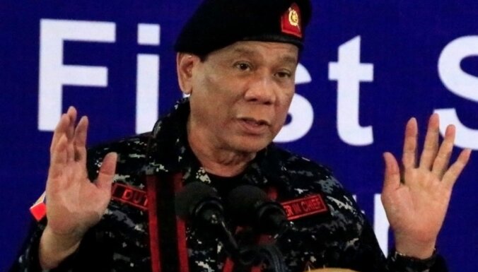 Duterte sola ieslodzīt tos, kuri nevakcinēsies pret Covid-19