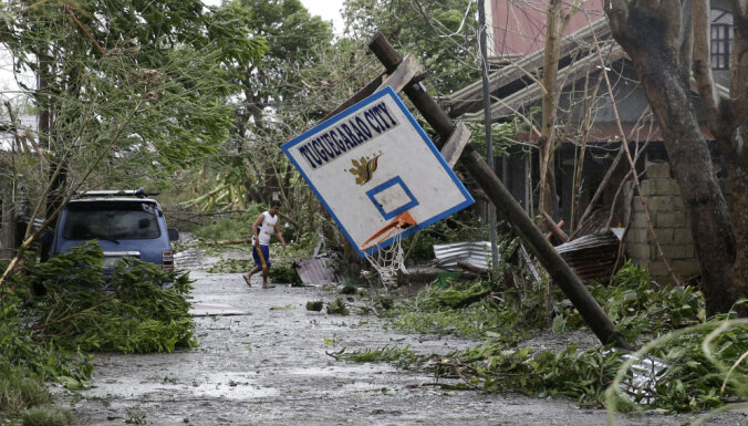 Мощный тайфун привел к первым жертвам на Филиппинах и Тайване
