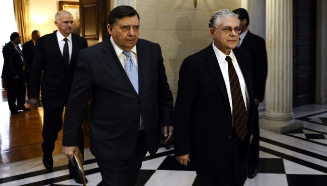Grieķijas valdība solās drakoniski 'cirpt' valsts budžeta izdevumus; partijas vēl pārdomās