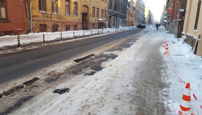В центре Риги вместе со снегом убрали и часть велоинфраструктуры