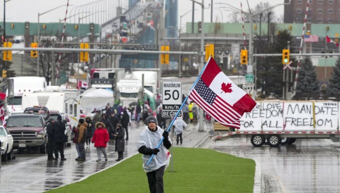 Foto: Kanādas tiesa pieprasa demonstrantiem atstāt viņu bloķēto robežas tiltu
