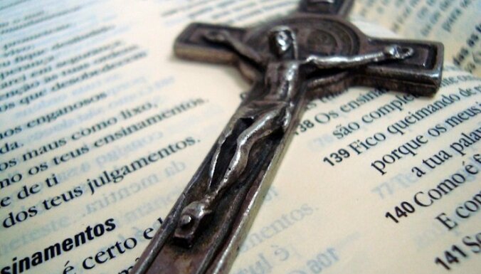 Расследование обнаружило 216 тысяч жертв педофилии в католической церкви во Франции