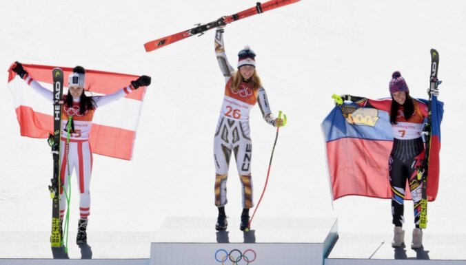 Čehu snovborda speciāliste Ledecka sensacionāli triumfē kalnu slēpošanā supergigantā