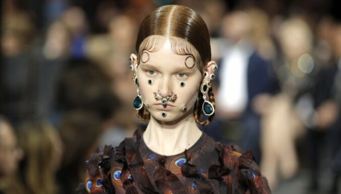 Украшения, броши и усы на лицо: странный показ коллекции от Givenchy