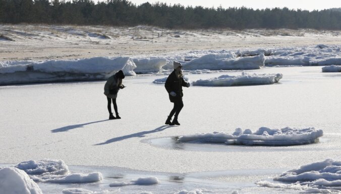 Rīgā aizliedz atrasties uz ūdenstilpju ledus