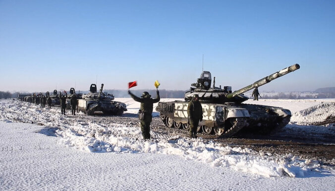 Krievijas spēkus pie Ukrainas lēš 150 000 vīru lielus; krievi parāda aizbraucošus tankus