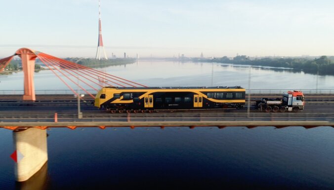 ФОТО: В Латвию прибыли первые вагоны новой электрички