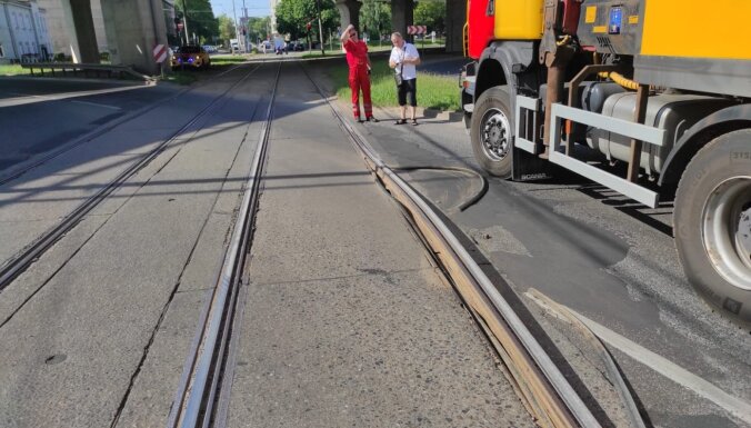 Karstuma dēļ svētdien Rīgā pie Dienvidu tilta deformējusies tramvaja sliede