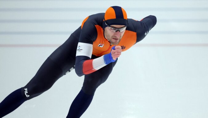 Ātrslidošanas drāmā 1000 metru distancē par olimpisko čempionu kronē Tomasu Krolu