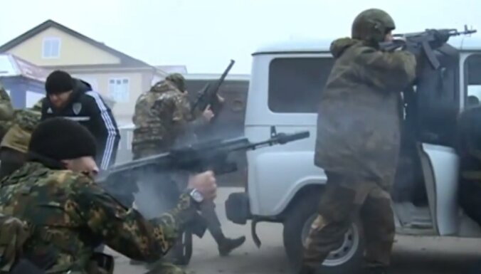 Video apkopojums: Groznijā notiek sīvas apšaudes