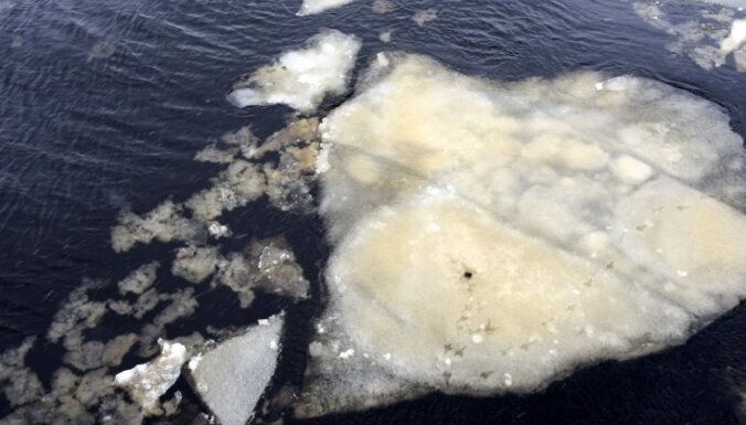 Paplašina aizliegumus iedzīvotājiem atrasties uz atsevišķu Rīgā esošu ūdenstilpju ledus