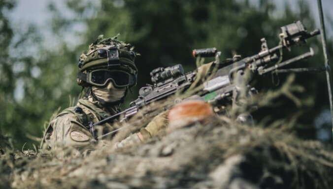 Foto: Latvijas, ASV un Kanādas karavīri cīņām trenējas Kurzemē