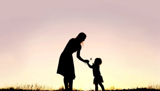Vai ir pareizi uzticēties mātes instinktam? Psihoterapeites pārdomas