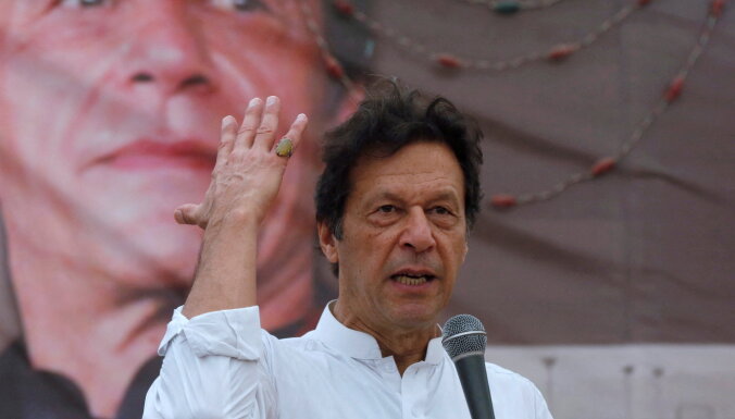 Pakistānas premjers Kans neiztur neuzticības balsojumu