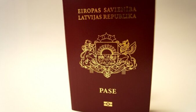 В Риге пройдет пикет "Аз Есмь Латвия": будут махать паспортами в знак протеста планам Шадурскиса