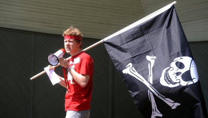 Общество "пиратов" провело в Риге митинг против ACTA