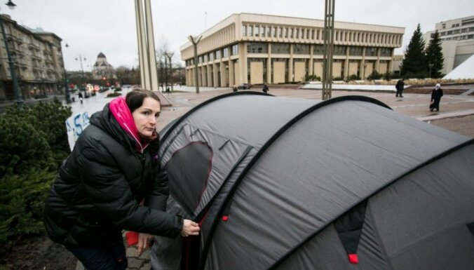 Супруг поселившейся в палатке у парламента Литвы женщины опровергает ее обвинения