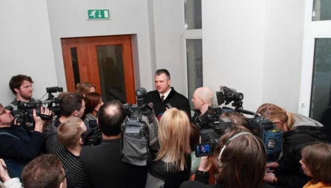 Prokurors: Vaškeviču tur aizdomās par 'ļoti augstas' VID amatpersonas kukuļošanu