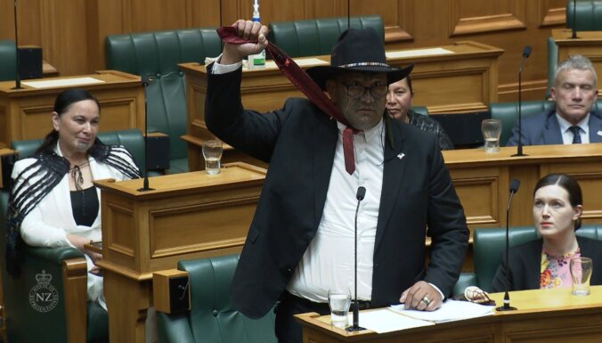 Jaunzēlandes maoru līderis uzvar cīņā pret kaklasaitēm parlamentā