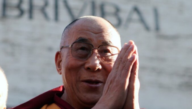 ФОТО: Далай-лама возложил цветы к памятнику Свободы