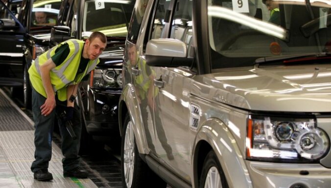 'Brexit' sekas: Lielbritānijas lielākais auto ražotājs samazinās darbinieku skaitu