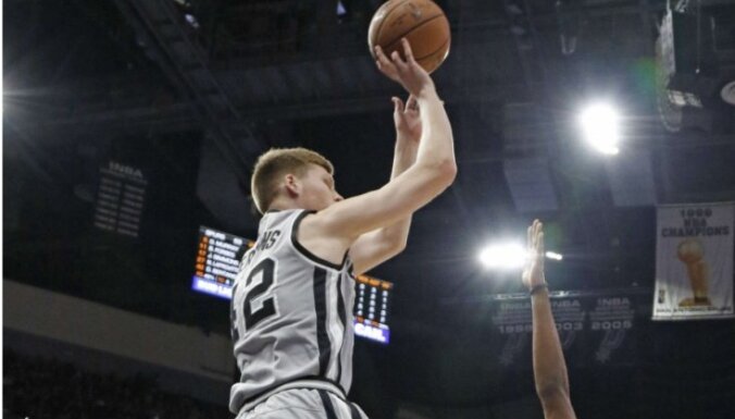 Porziņģis ar 21 punktu kaldina 'Knicks' pirmo uzvaru; Bertānam tālmetiens 'Spurs' panākumā