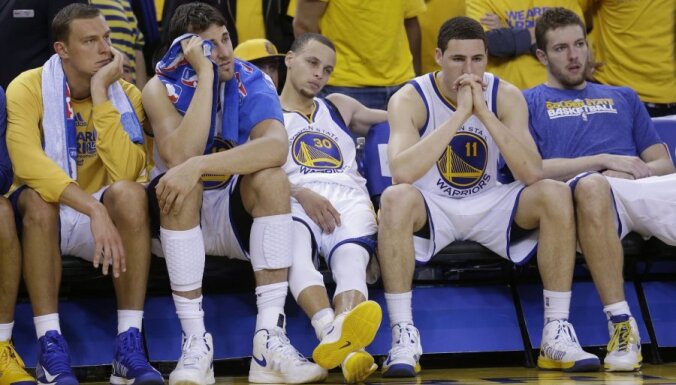 Biedriņa 'Warriors' izstājas no NBA 'play off'