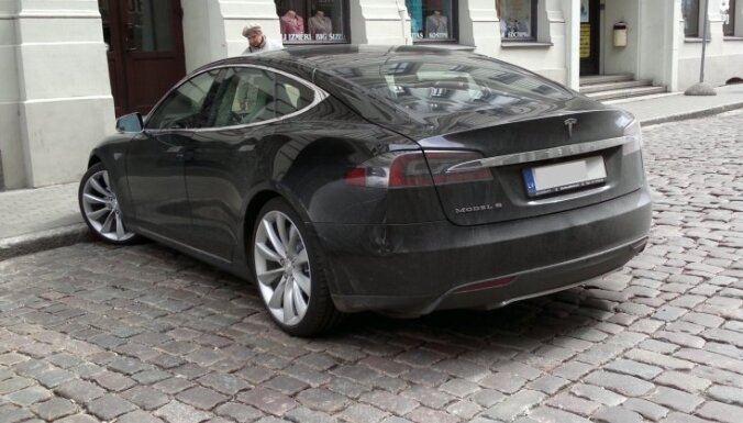 ФОТО: Самый дорогой электроавтомобиль Tesla Model S на рижских улицах