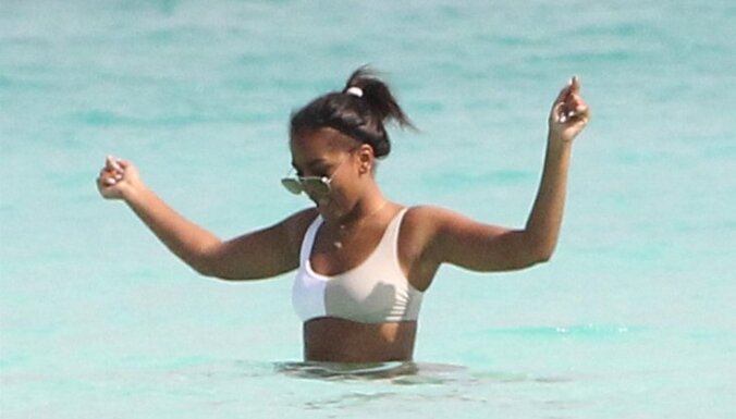 Paparaci foto: Obamas meita nebēdnīgi plunčājas jūriņā