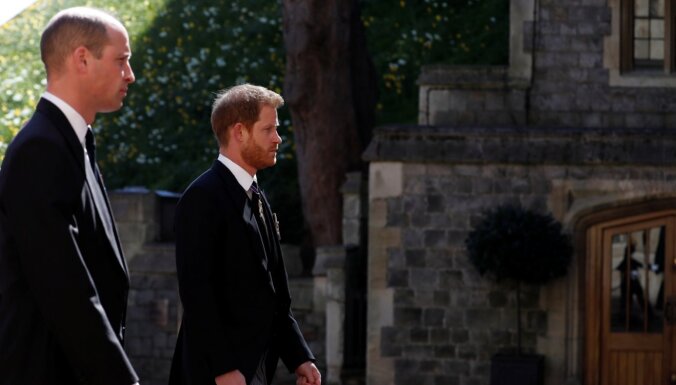 Prinči Harijs un Viljams divas stundas runājuši aiz slēgtām durvīm