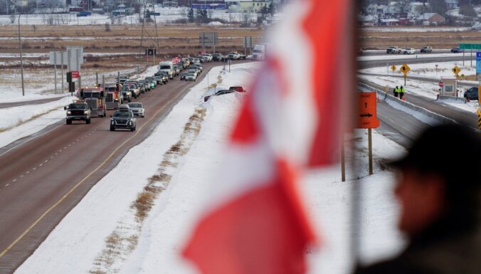 Foto: Kanādas galvaspilsētai tuvojas pretrunīgi vērtētais 'brīvības konvojs'