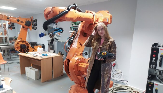 Vienīgās meitenes kursā: Topošās robotikas speciālistes gandarītas par studiju virziena izvēli