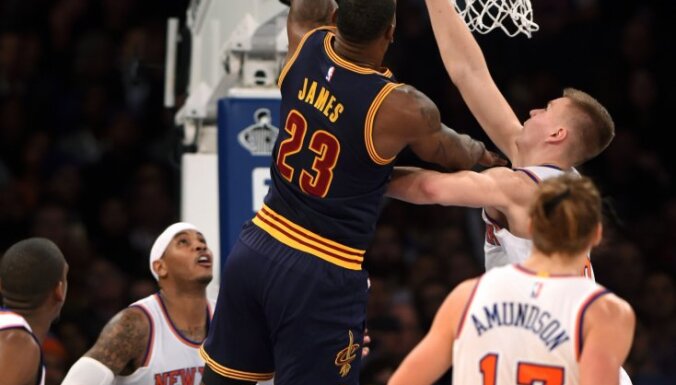 leveland Cavaliers forward LeBron James (23) shoots a basket over New York Knicks forward Carmelo Anthony (7), forward Kristaps Porzingis (6) and forward Lou Amundson (17)