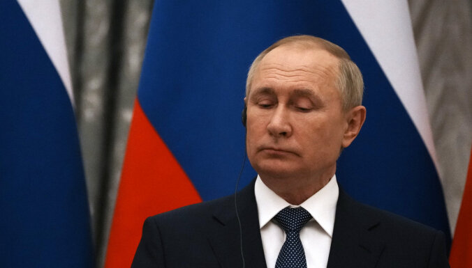 Spriedze Ukrainā: Makrons un Putins vienojas par nepieciešamību panākt pamieru