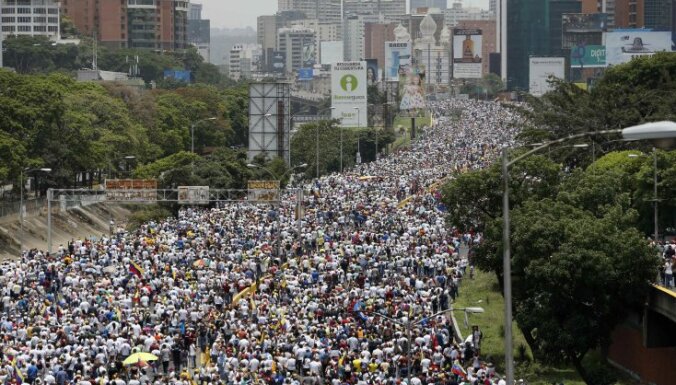 Десятки тысяч венесуэльцев вышли на "мать всех протестов"