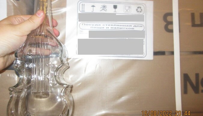 ФОТО. В грузе из России сотрудники VID обнаружили 48 паллетов с бутылками в форме скрипки